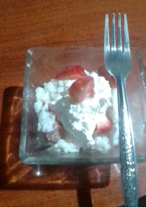 Una foto de Arroz con fresas con crema