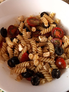 Una foto de Ensalada de pasta, cherrys, feta y olivas