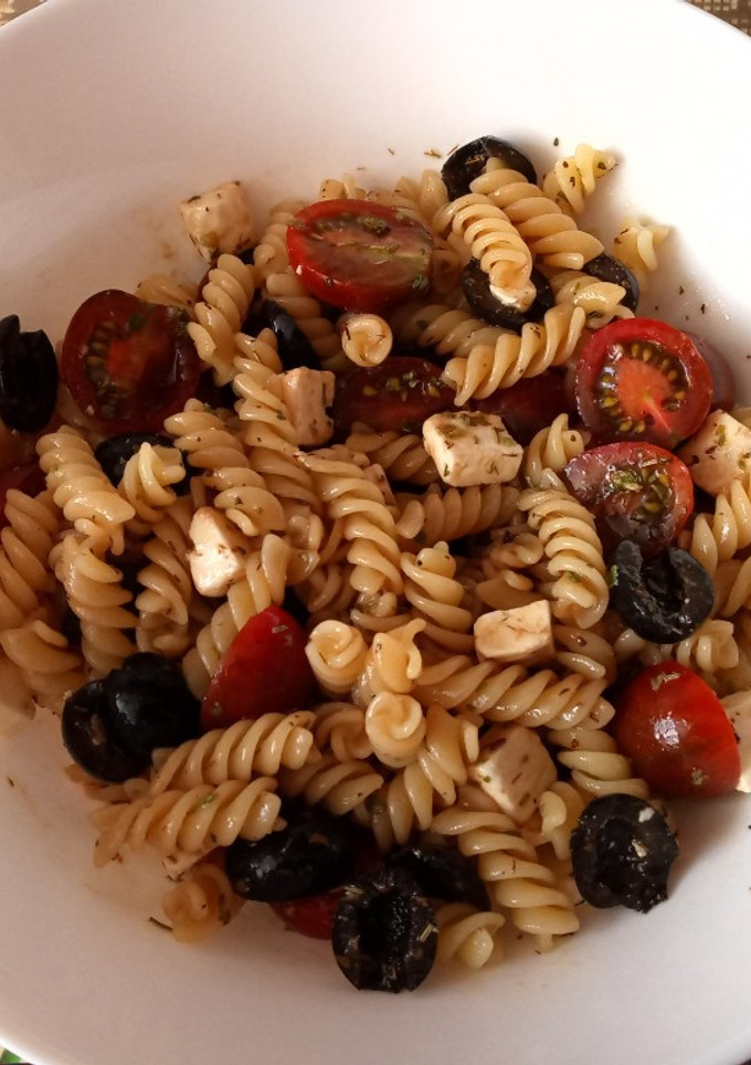 Una foto de Ensalada de pasta, cherrys, feta y olivas