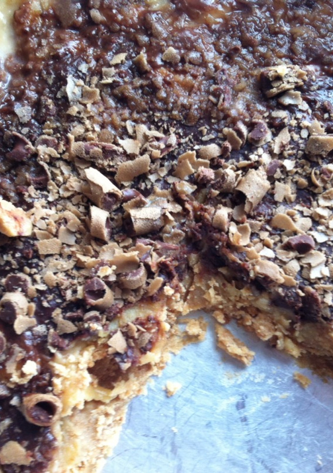 Una foto de Tarta de turrón y plátano