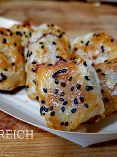 Una foto de Saussages rolls (rollos de salchicha)