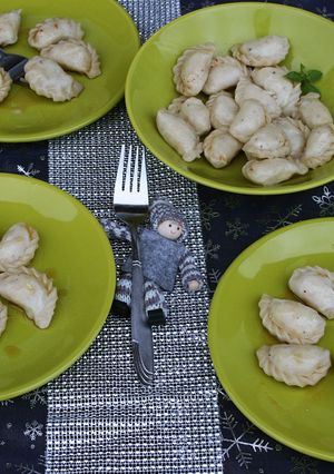 Zdjęcie przepisu Mini pierogi ruskie z masłem palonym.