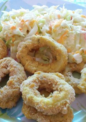Una foto de Rabas caseras con ensalada