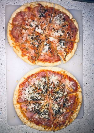 Una foto de 👩🏽🍳Pizza👩🏽🍳