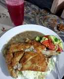 Pescado frito, meneatra, ensalada de aguacate
