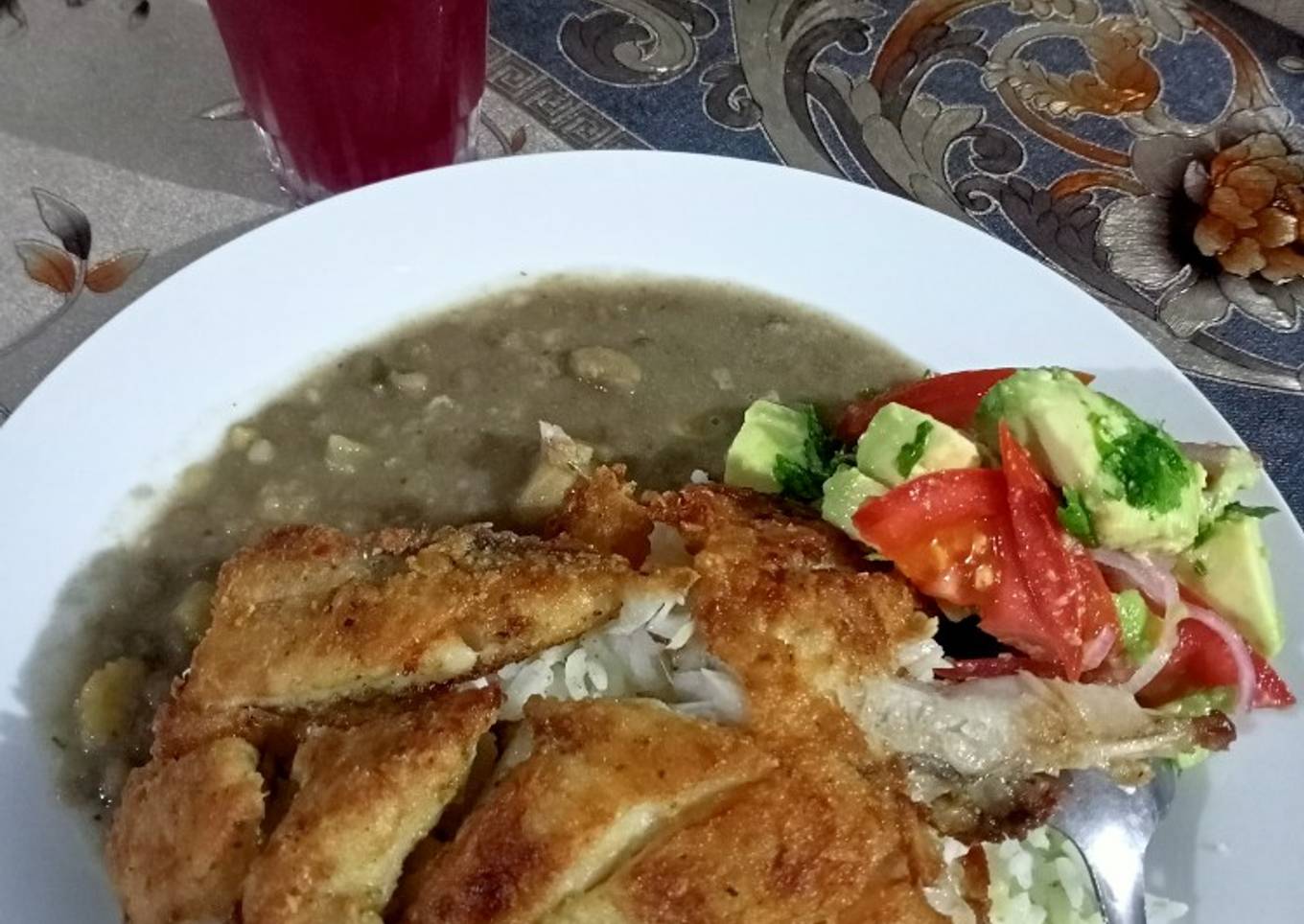 Pescado frito,meneatra,ensalada de aguacate