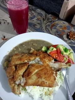 Una foto de Pescado frito, meneatra, ensalada de aguacate