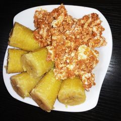 A picture of Boiled plantain with fried egg.