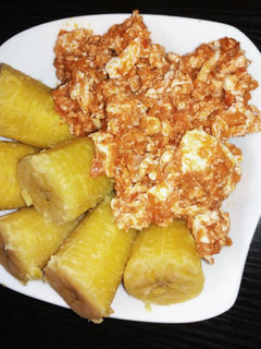 A picture of Boiled plantain with fried egg.