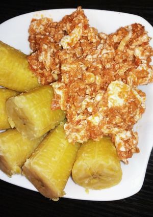 A picture of Boiled plantain with fried egg.