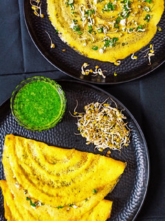 स्टफ्ड मूंग दाल चीला (stuffed moong dal cheela recipe in Hindi) रेसिपी मुख्य फोटो