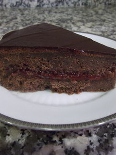 Una foto de Tarta de chocolate con mermelada de fresa