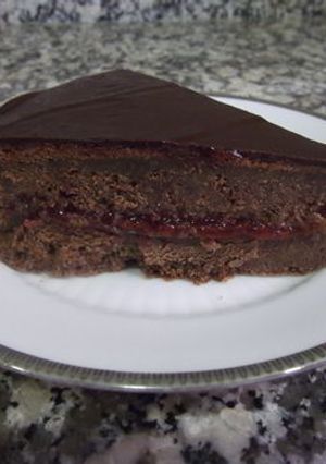 Foto principal de Tarta de chocolate con mermelada de fresa