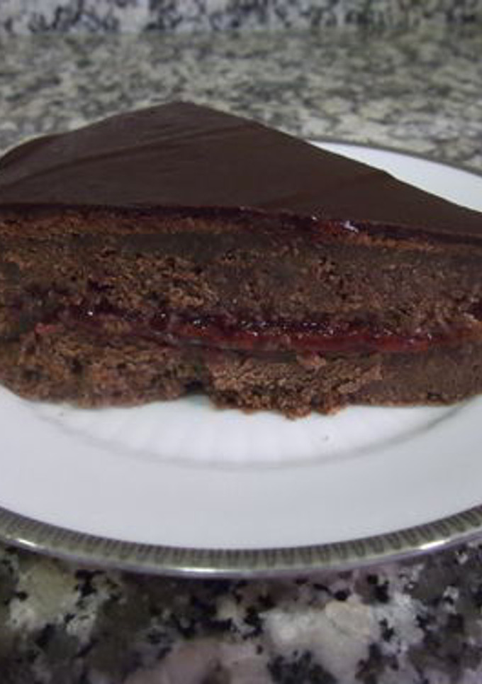 Una foto de Tarta de chocolate con mermelada de fresa