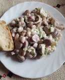 Легкий весняний салат з квасолею та мисливськими ковбасками
