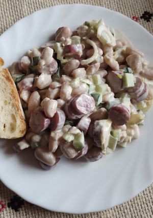 Фото Легкий весняний салат з квасолею та мисливськими ковбасками.