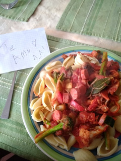 Una foto de Salteado de verduras con salchichas y Tallarines