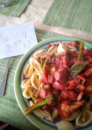Una foto de Salteado de verduras con salchichas y Tallarines