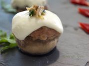 Una foto di funghi ripieni