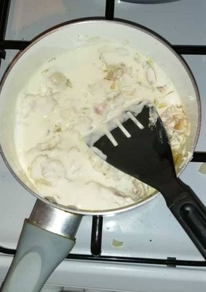 Una foto de Strogonof de carne con arroz a la cúrcuma