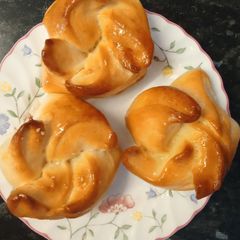 A picture of Curly - Wurly breakfast buns.