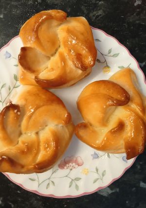A picture of Curly - Wurly breakfast buns.