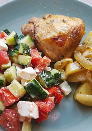Sült csirkecomb krumplival, salátával recept fotója