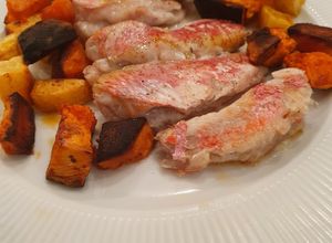 Una foto de Salmonetes al horno con mini papas y boniatos
