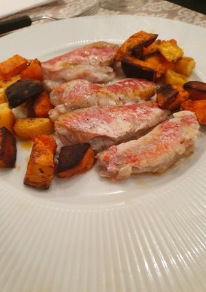 Una foto de Salmonetes al horno con mini papas y boniatos