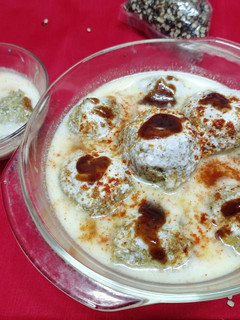 छिलका उड़द दाल दही बरे (Chilka Urad Dal Dahi vade recipe in Hindi) रेसिपी मुख्य फोटो