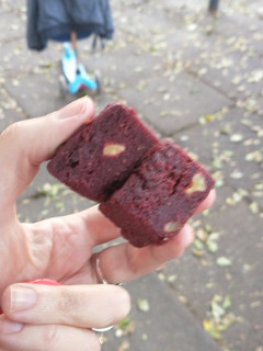 Una foto de Brownie vegano de remolacha tipo velvet cake