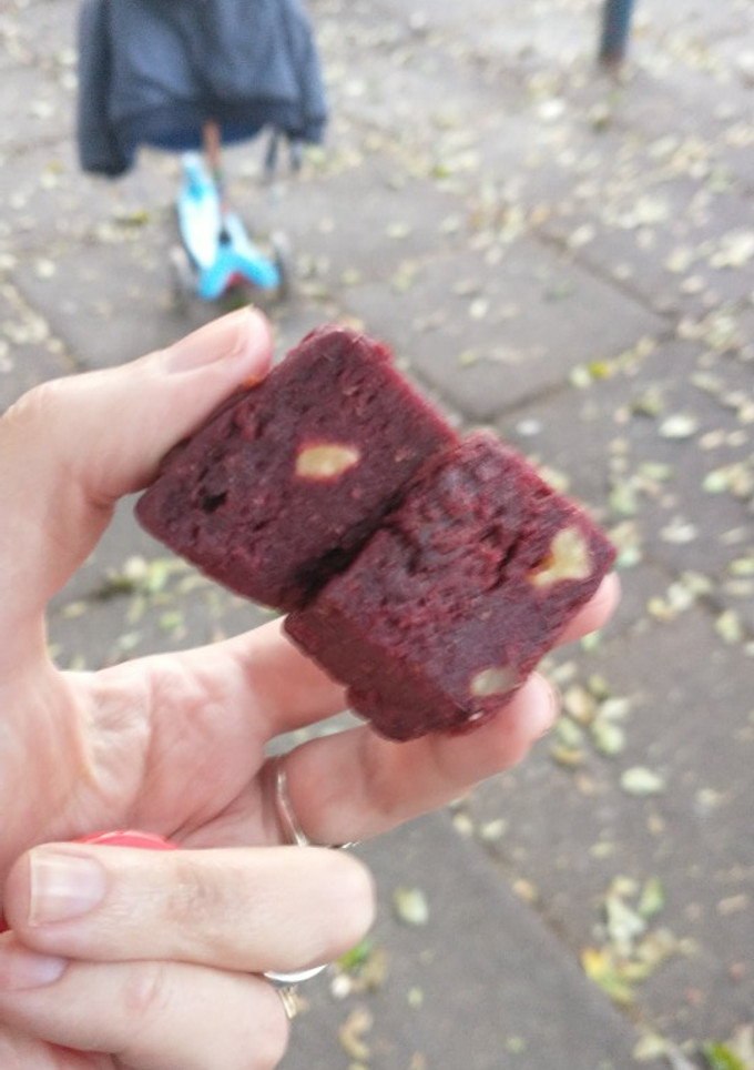 Una foto de Brownie vegano de remolacha tipo velvet cake
