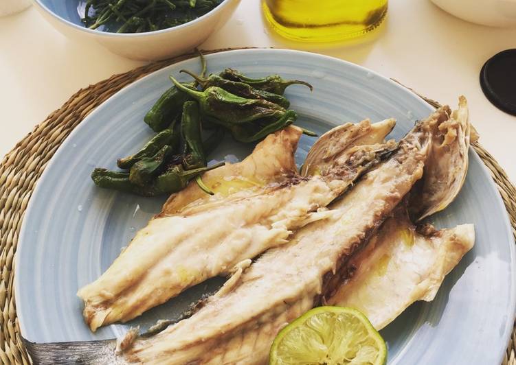 Lubina a la plancha con pimientos de Padrón y salicornia