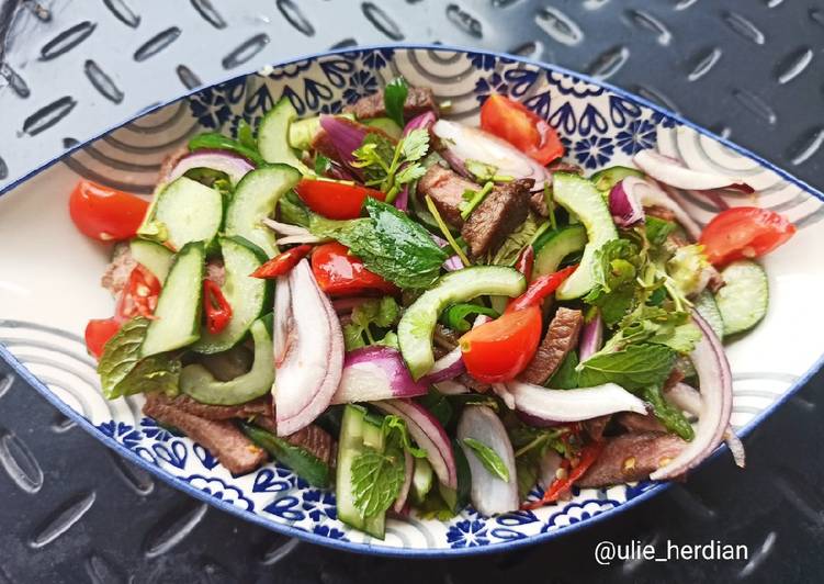 Bun's thai beef salad