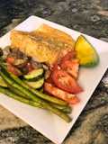 Salmón con vegetales, tomate y aguacate