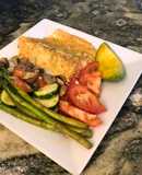 Salmón con vegetales, tomate y aguacate