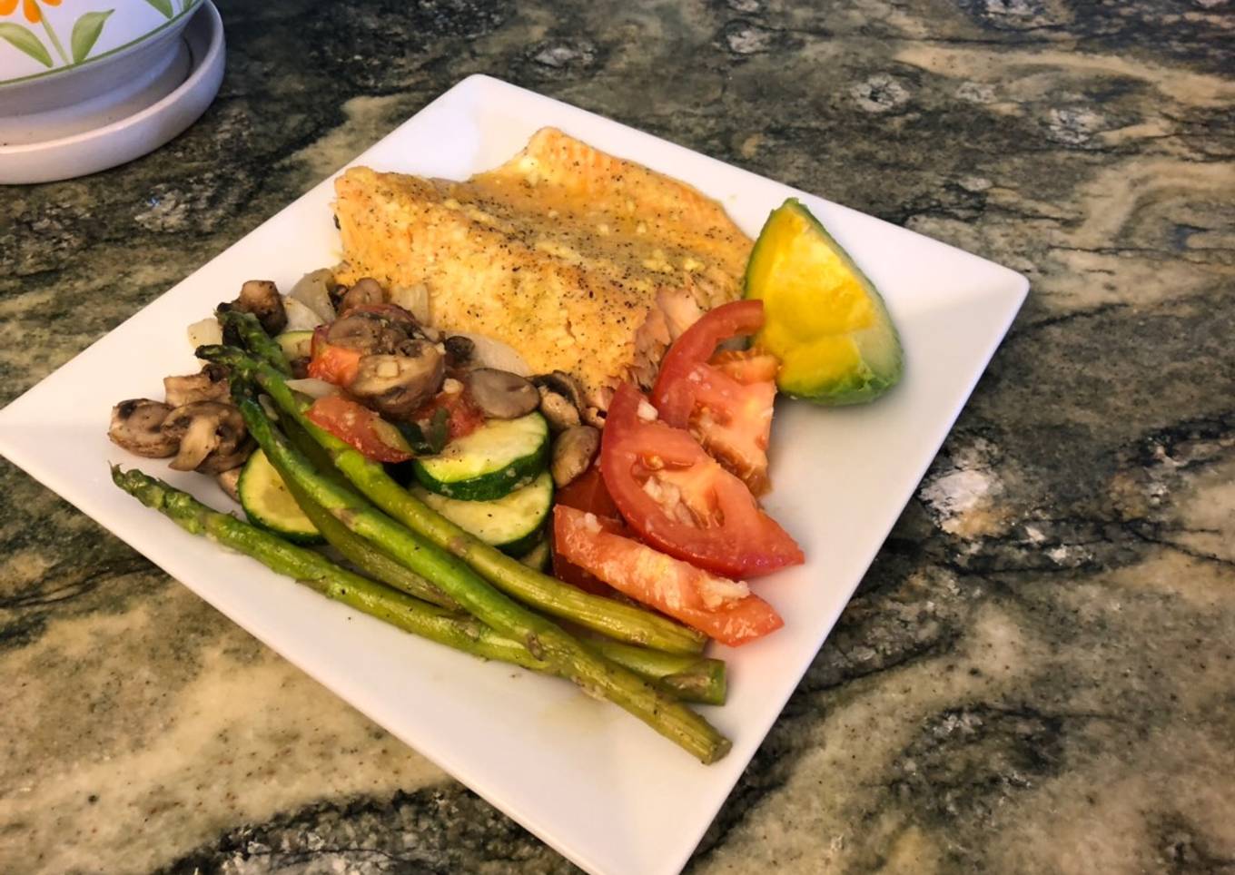 Salmón con vegetales, tomate y aguacate