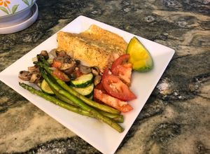Una foto de Salmón con vegetales, tomate y aguacate