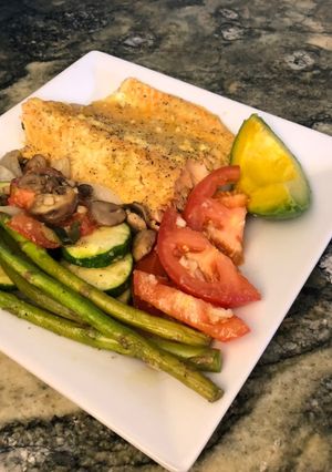 Una foto de Salmón con vegetales, tomate y aguacate