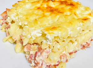 Csőben sült sonkás-baconos rakott tészta recept fotója