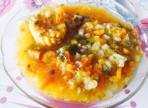 Una foto de Sopa de verduras para mi dieta 🌽🍵