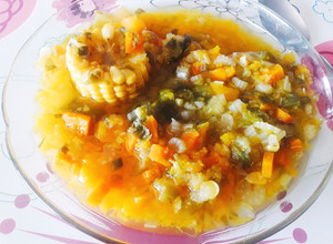 Una foto de Sopa de verduras para mi dieta 🌽🍵