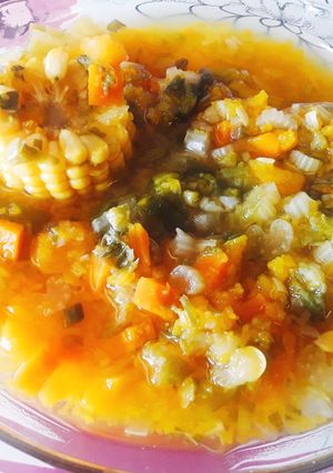 Una foto de Sopa de verduras para mi dieta 🌽🍵