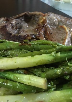 Una foto de Bifes con espárragos al ajo
