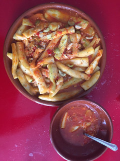 Una foto de Calabacines a la plancha con salsa de tomate. Receta vegana
