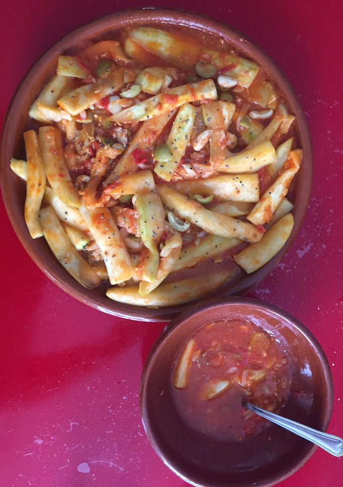 Una foto de Calabacines a la plancha con salsa de tomate. Receta vegana