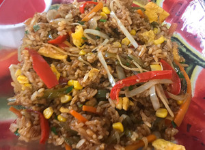 Una foto de Arroz oriental con verduras