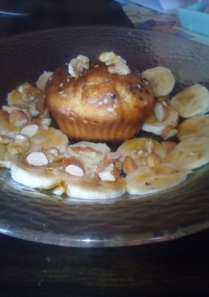 Una foto de Pan nube acompañado con miel almendras y una banana