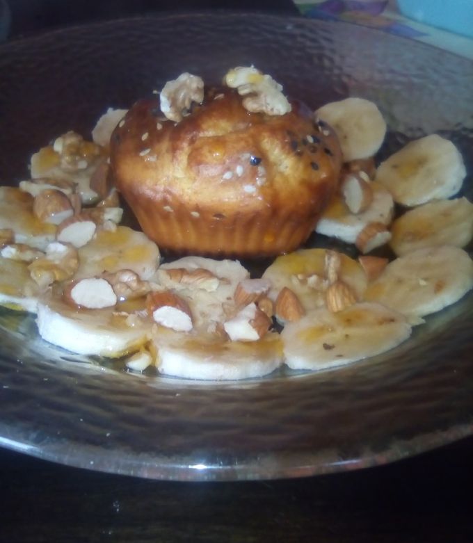 Una foto de Pan nube acompañado con miel almendras y una banana