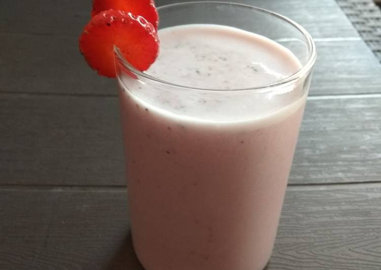 Step-by-Step Guide to Prepare Perfect Strawberry milkshake